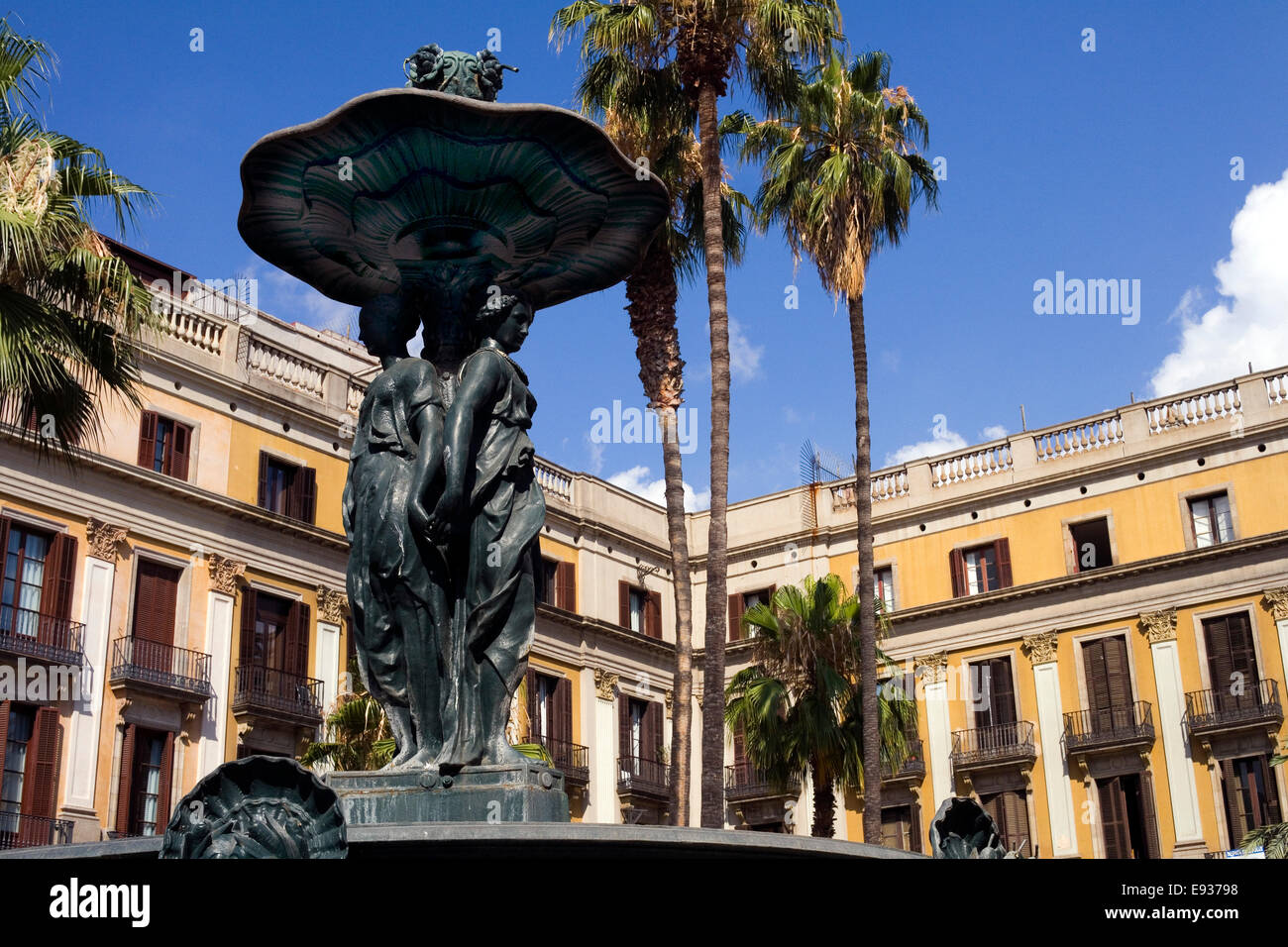 Fontaine des trois Grâces de la Plaça Reial (Place Royale) à Barcelone, sapin a été créé en 1878 par Antoni Rovira i Trias. Banque D'Images