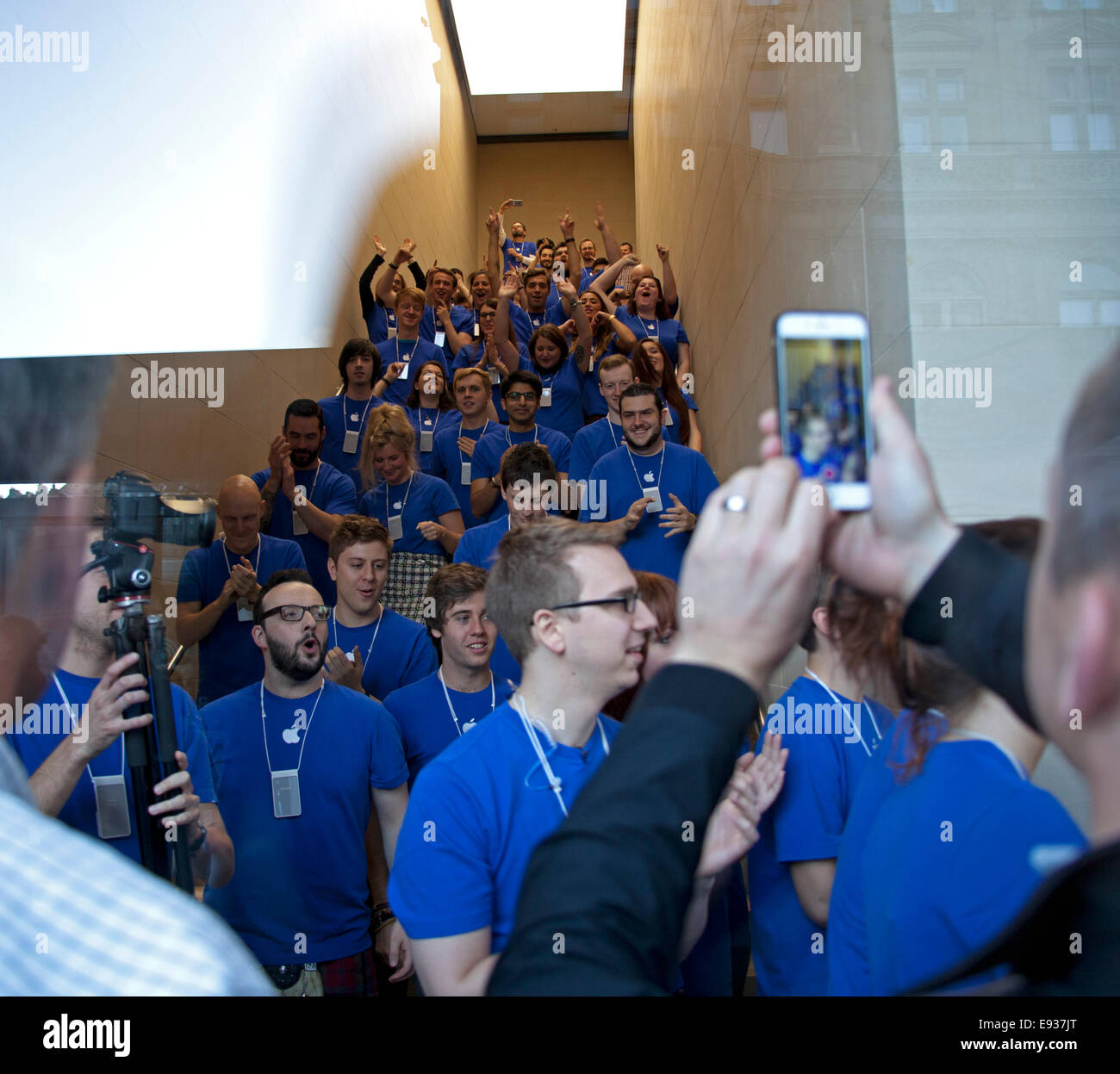 Princes Street d'Édimbourg, Écosse, Royaume-Uni. 18 octobre 2014. Ouverture de l'Apple Store dans le centre-ville d'Édimbourg, montent le personnel et des centaines de clients potentiels se rassemblent pour la grande ouverture à 10h. Leon Warren a été la première personne à faire la queue à 4h du matin. Banque D'Images