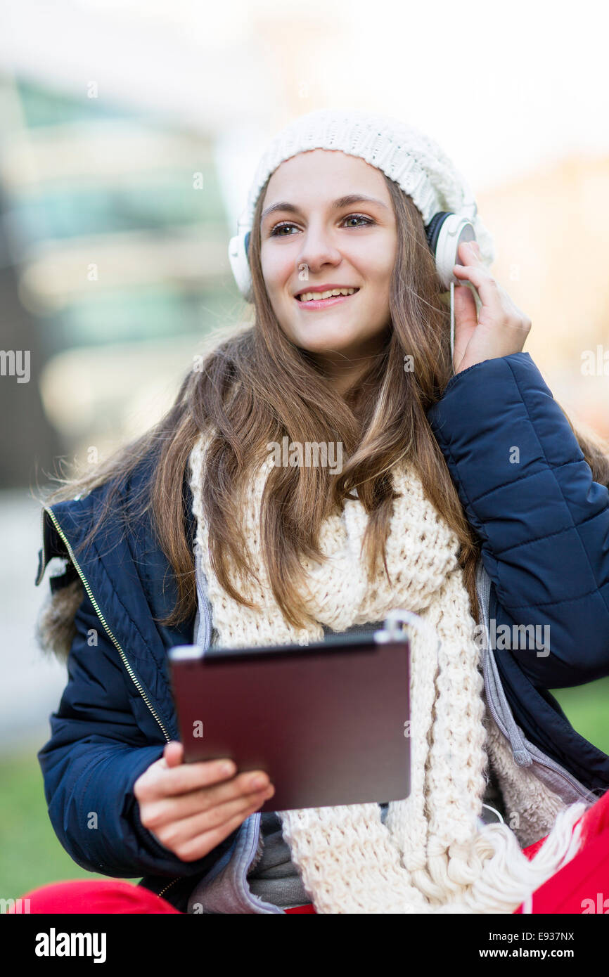 Portrait of teenage girl listening music Banque D'Images