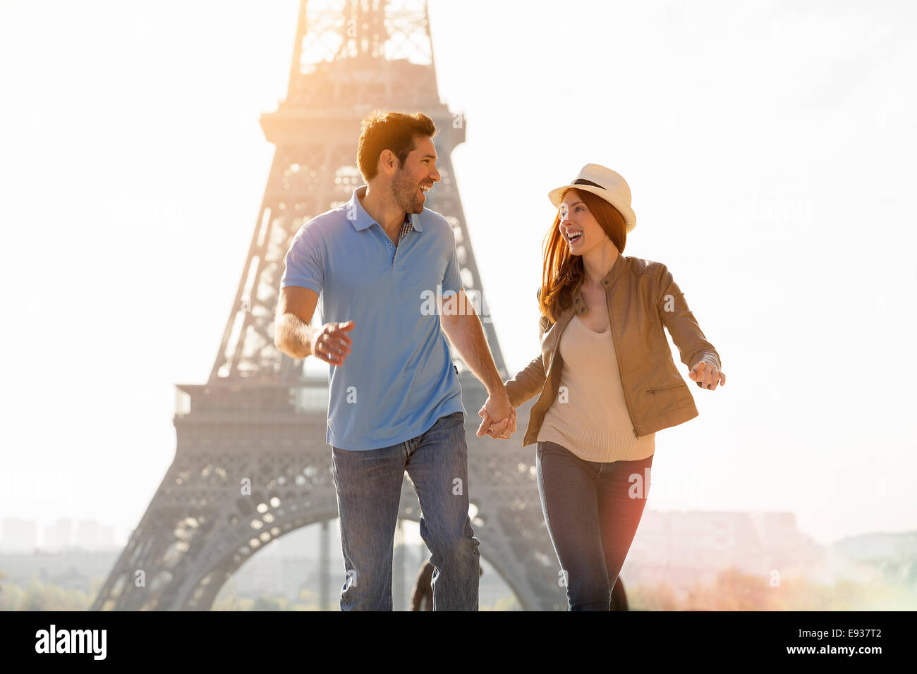 Couple en visite à Paris Banque D'Images