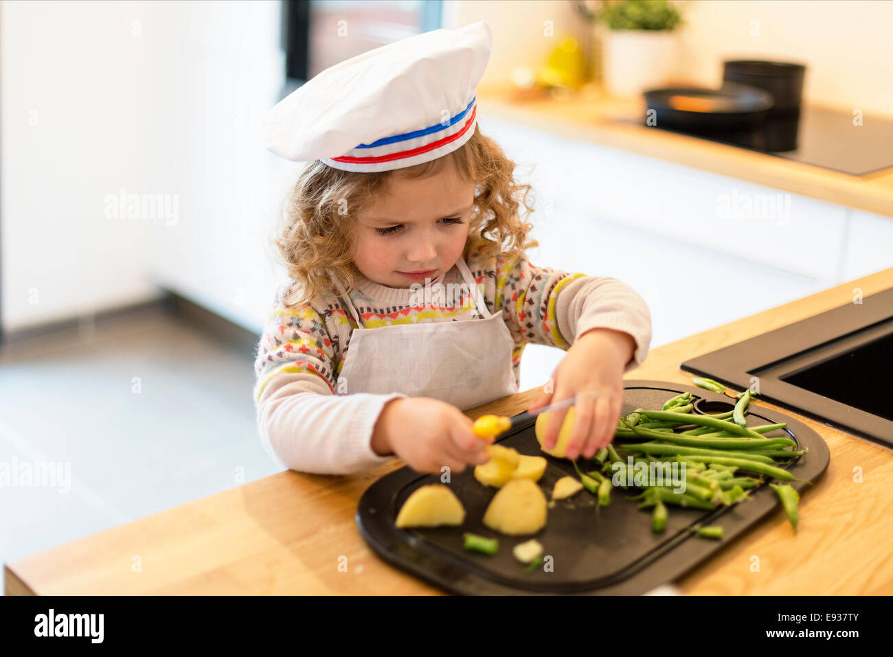 Portrait of little chef cooking Banque D'Images