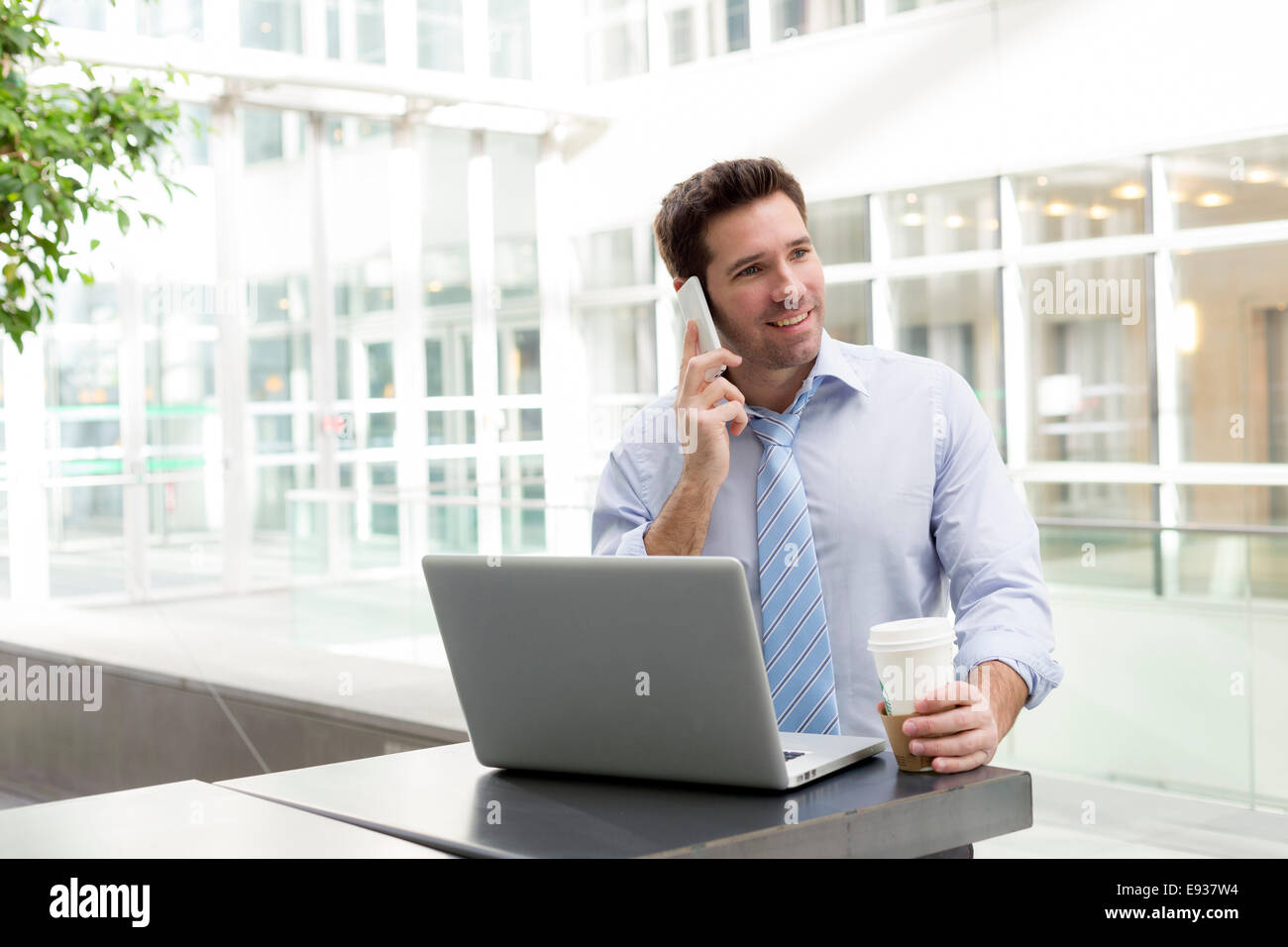 Businessman in office building Banque D'Images