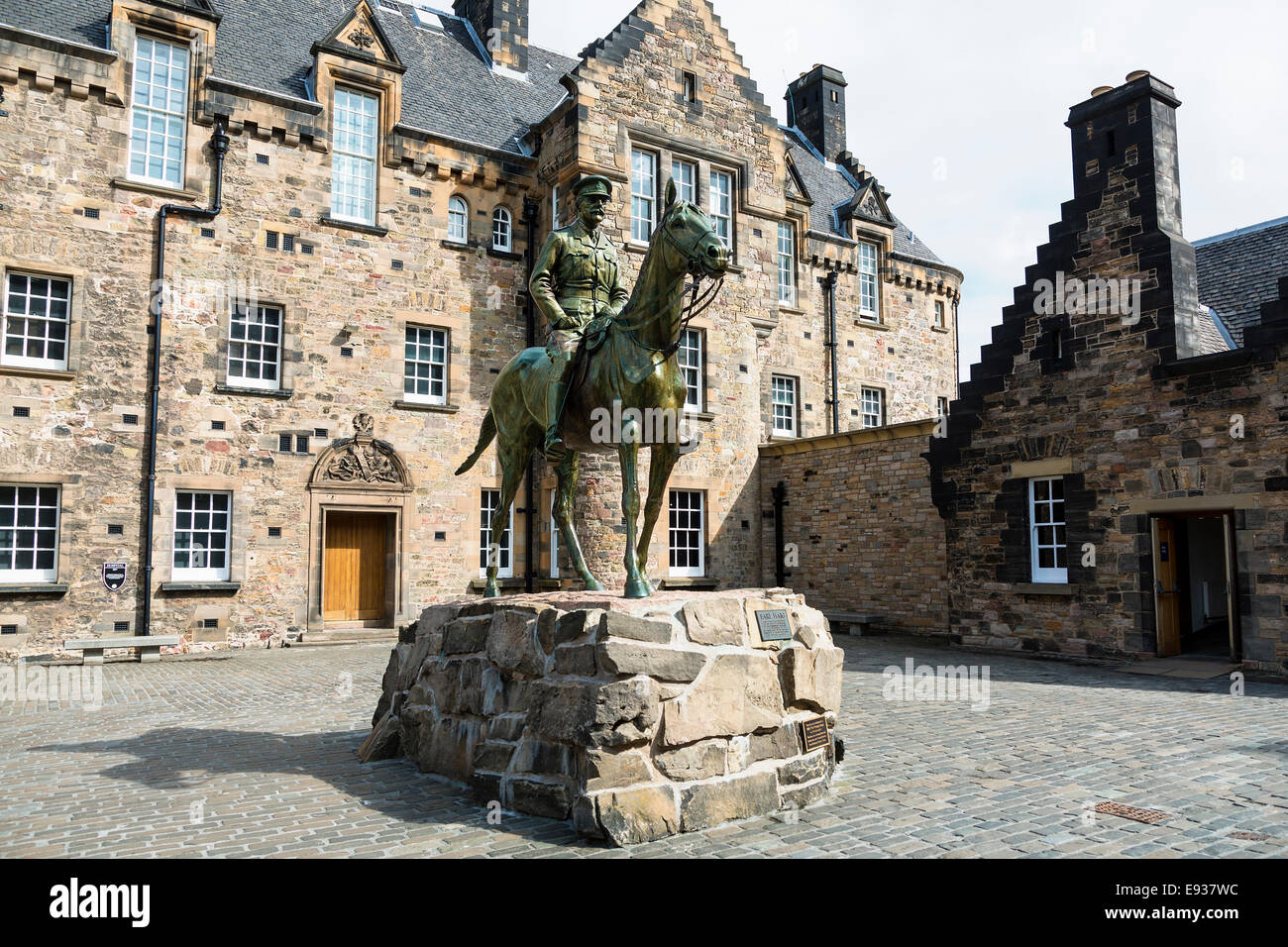 Statue de Earl Haig en face du bâtiment de l'hôpital, château historique d''Édimbourg, Edinburgh, Ecosse Banque D'Images