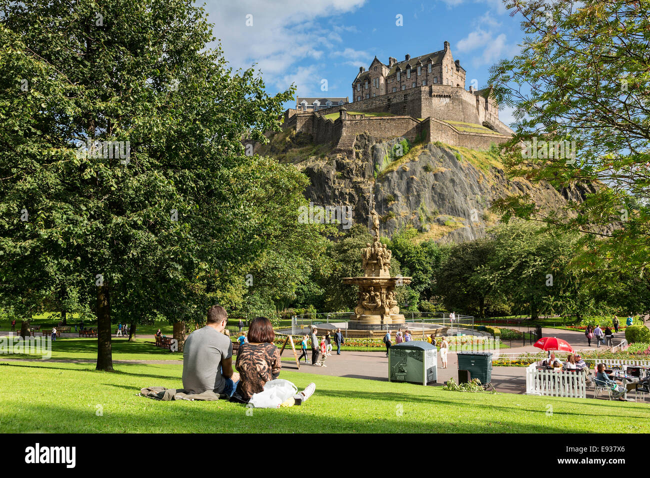 Le Château d'Édimbourg et la fontaine Ross vu depuis les jardins de Princes Street Banque D'Images