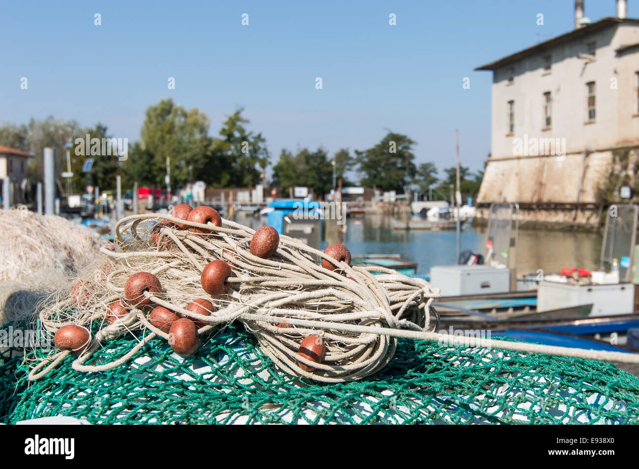Filet de pêche dans le port en arrière-plan les bateaux de pêche dans le lagon Banque D'Images