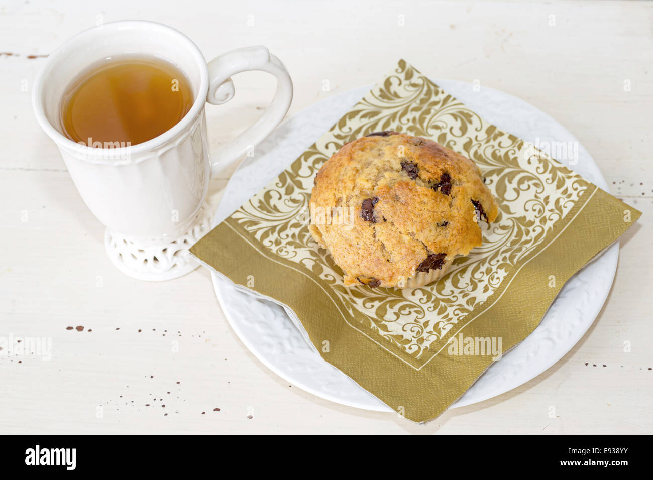 Une tasse de thé et un muffin au chocolat. Banque D'Images