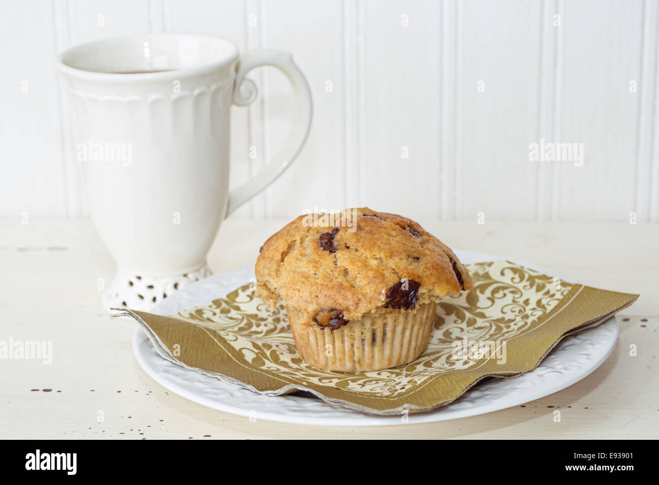 Une tasse de thé et un muffin au chocolat. Banque D'Images