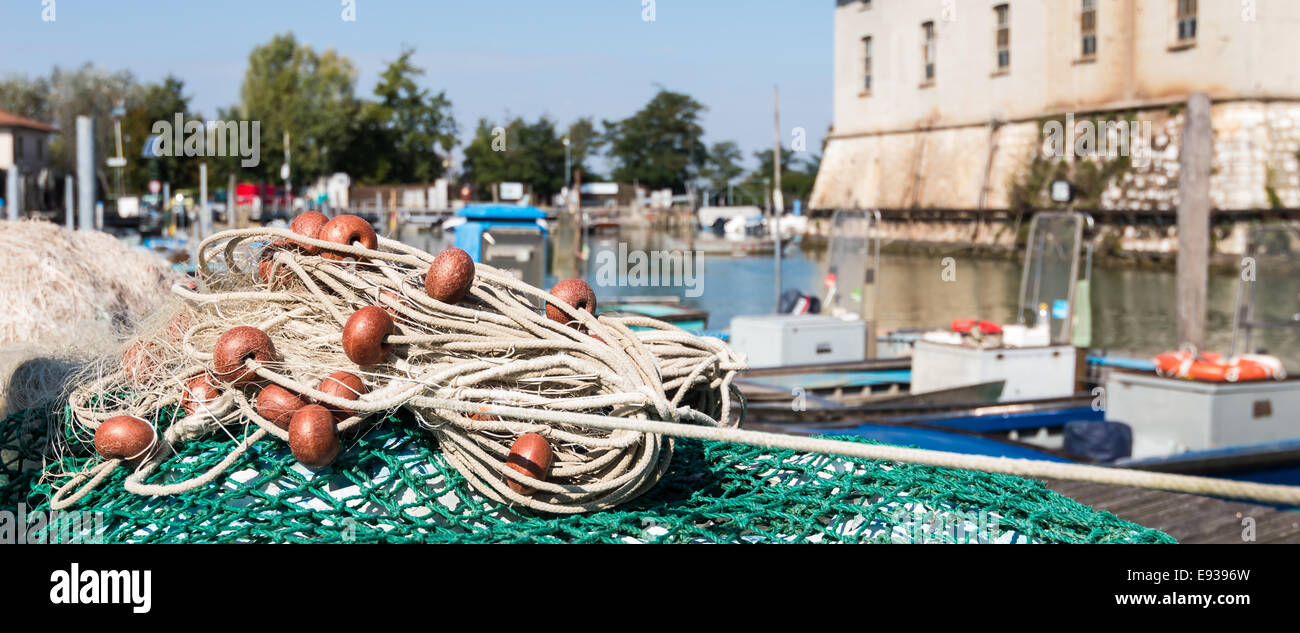 Filet de pêche dans le port en arrière-plan les bateaux de pêche dans le lagon Banque D'Images