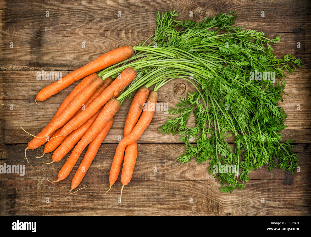 Carottes fraîches sur fond de bois rustique. Country Style food concept Banque D'Images