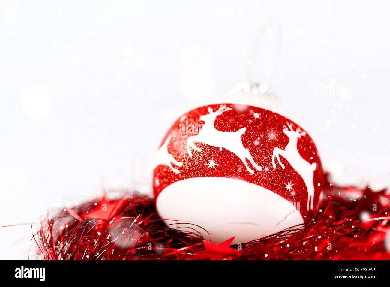 Composition de Noël en blanc et rouge. White bauble close up avec paillettes rouges deer ornament. Banque D'Images