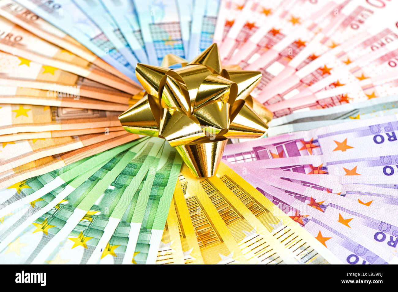 L'argent comme un cadeau. ruban doré sur fond billets euro Banque D'Images