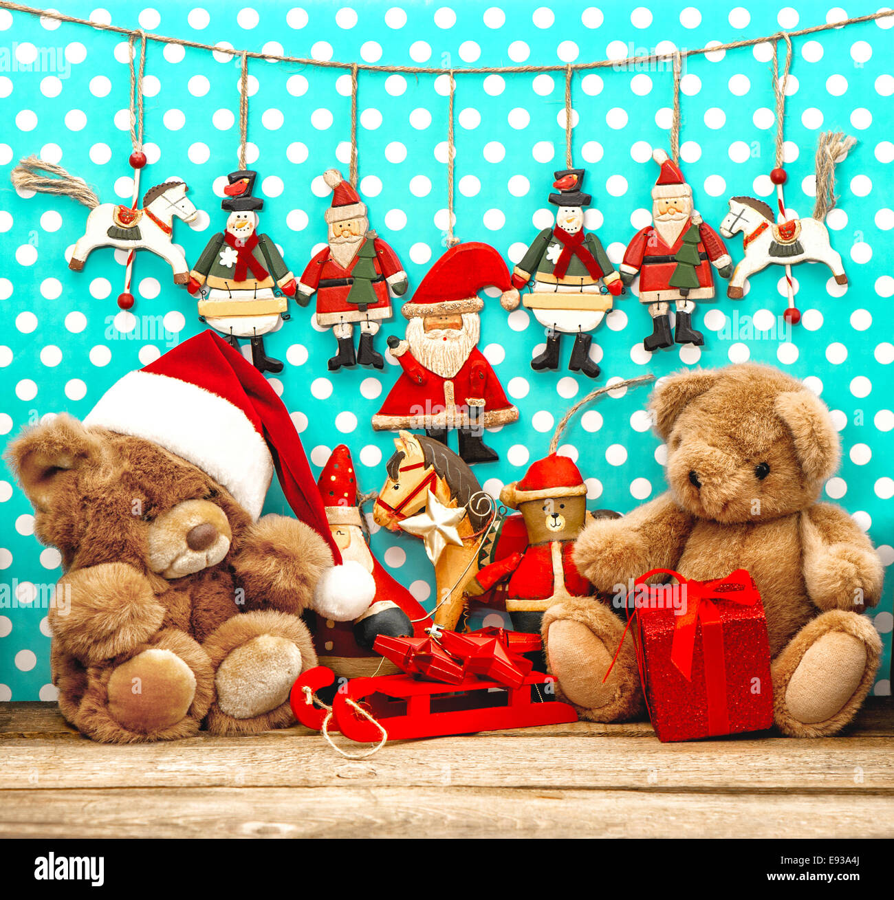 Décorations de Noël et jouets vintage avec nounours. arrière-plan vacances nostalgique Banque D'Images