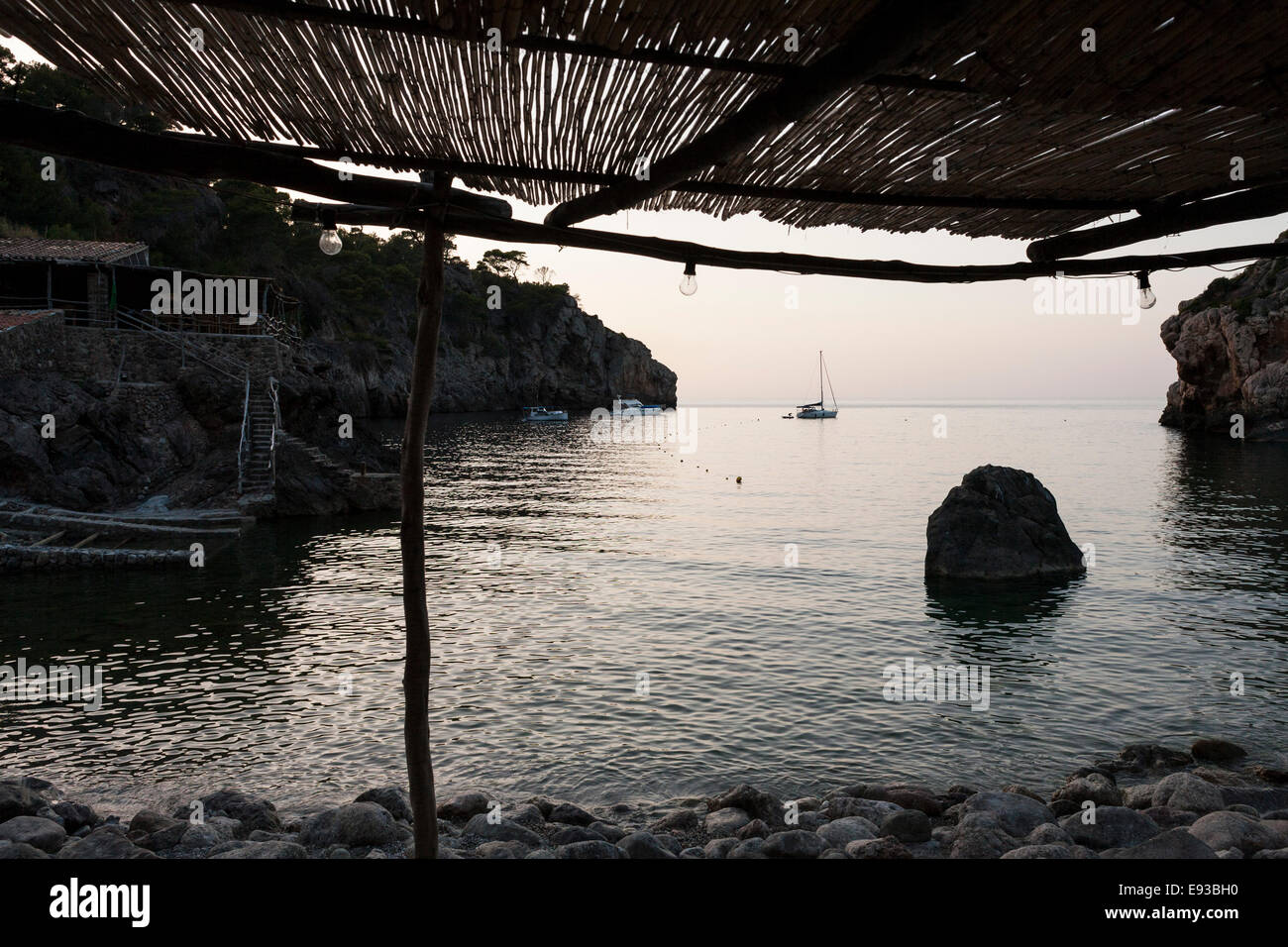 Plage Cala Deia, Deia, Mallorca, Espagne. Coucher du soleil Banque D'Images