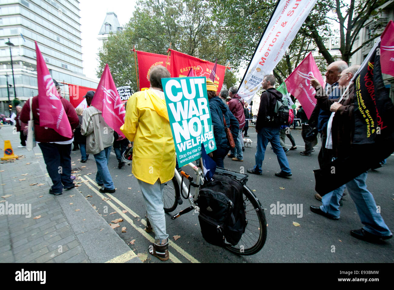 Londres, Royaume-Uni. 18 octobre 2014. Des milliers de manifestants ont pris part à une augmentation des salaires de la Grande-Bretagne a besoin d'une marche organisée par le TUC (Trade Union Européenne exigeant l'augmentation du salaire de base et de meilleures conditions de vie : Crédit amer ghazzal/Alamy Live News Banque D'Images