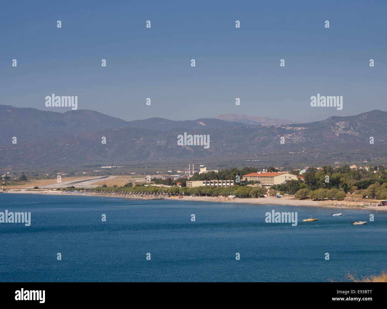 Vue panoramique de l'infâme de courte piste de l'aéroport international de Samos et Doryssa bay resort hotel, destination l'île grecque Banque D'Images