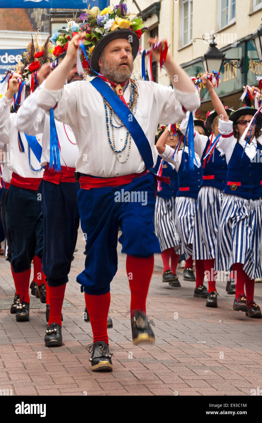 Portrait vertical traditionnel de North-West Morris Dancers effectuant une danse formation Banque D'Images