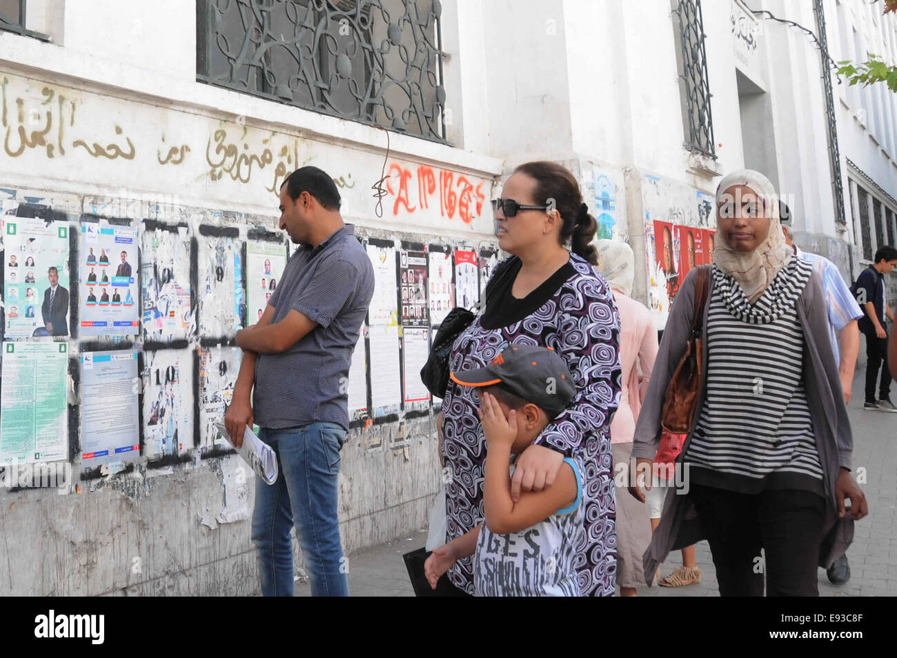 Tunis, Tunisie. 18 Oct, 2014. Les gens se rassemblent devant des affiches électorales à Tunis, Tunisie, le 18 octobre 2014. Les élections législatives de la Tunisie aura lieu le 26 octobre. © Adel/Xinhua/Alamy Live News Banque D'Images