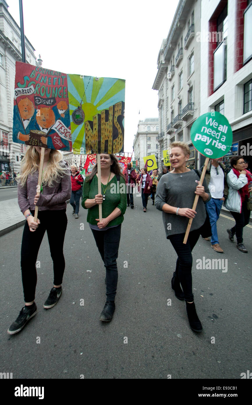 Londres, Royaume-Uni. 18 octobre 2014. Des milliers de manifestants ont pris part à une augmentation des salaires de la Grande-Bretagne a besoin d'une marche organisée par le TUC (Trade Union Européenne exigeant l'augmentation du salaire de base et de meilleures conditions de vie : Crédit amer ghazzal/Alamy Live News Banque D'Images