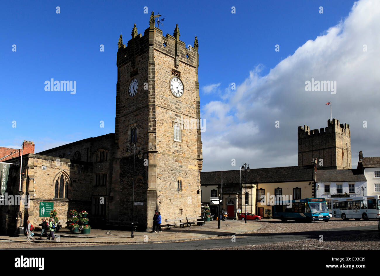 3262. Place du marché, Place de l'église Trinity, Richmond, North Yorkshire, UK Banque D'Images