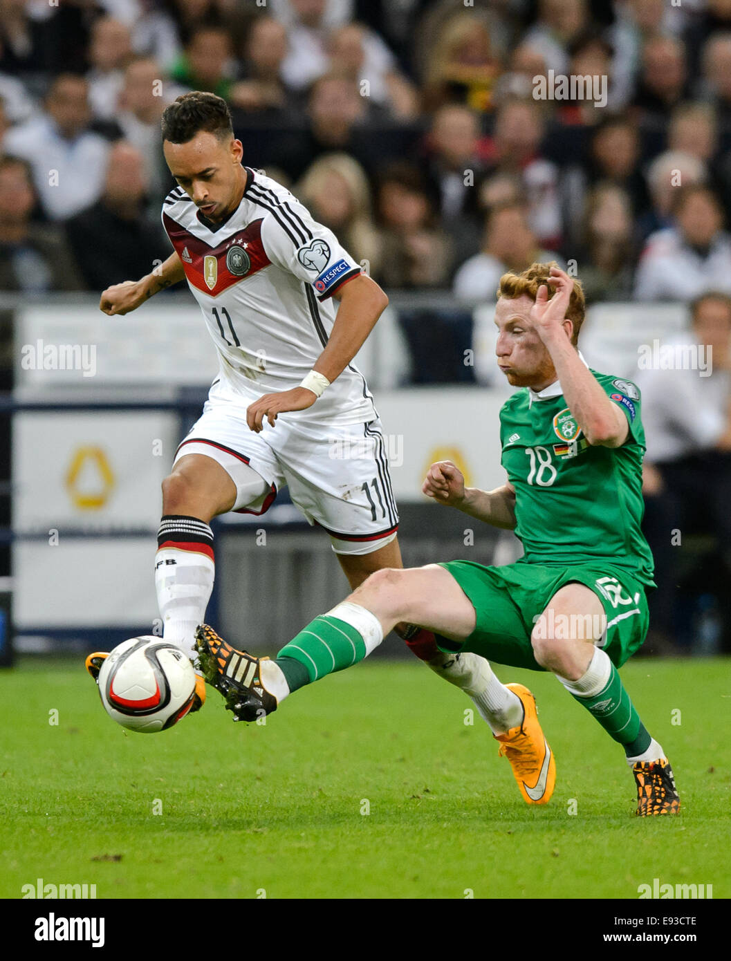 Geselnkrichen, Allemagne. 14Th Oct, 2014. L'Allemagne Karim Bellarabi eddv pour le bal avec l'Irlande Stephen Quinn pendant l'UEFA EURO 2016 football match de qualification entre l'Allemagne et l'Irlande en Geselnkrichen, Allemagne, 14 octobre 2014. Photo : Thomas Eisenhuth/DPA - PAS DE FIL - SERVICE/dpa/Alamy Live News Banque D'Images