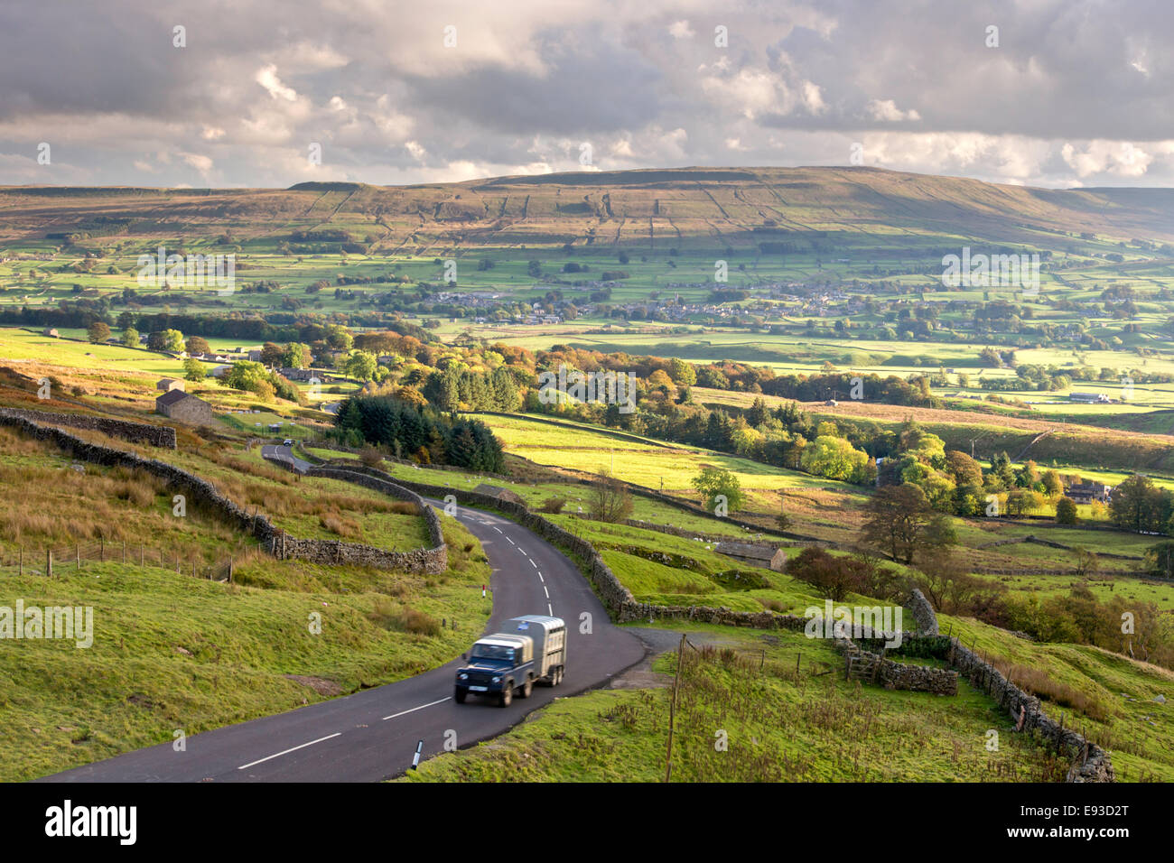 Un Land Rover Defender monte l'Buttertubs passent dans le Yorkshire Dales National Park, North Yorkshire, England, UK Banque D'Images