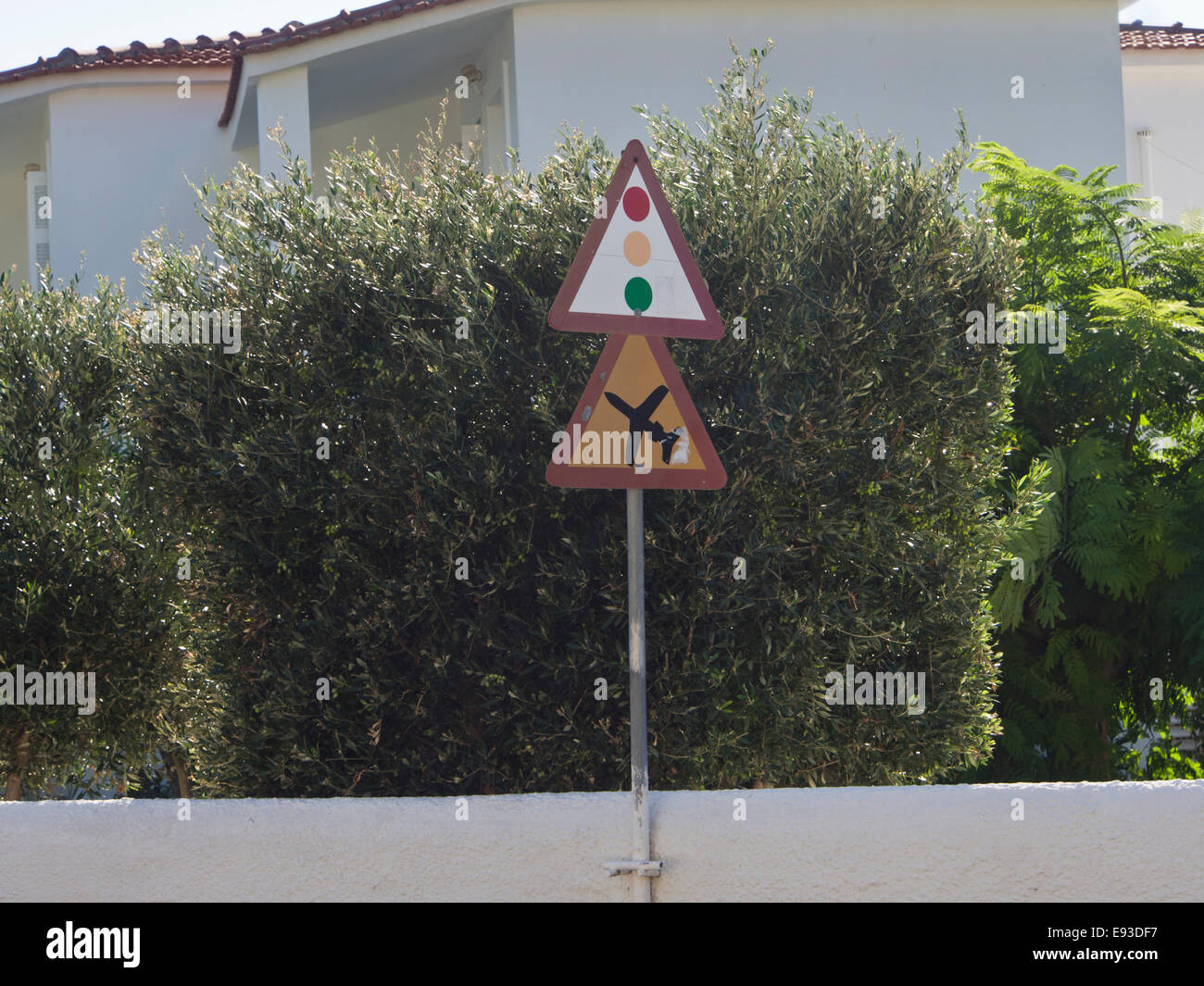 Rare combinaison de panneau d'avertissement de trafic à Samos Grèce, feux de circulation et les avions décoller , près de l'aéroport international Banque D'Images