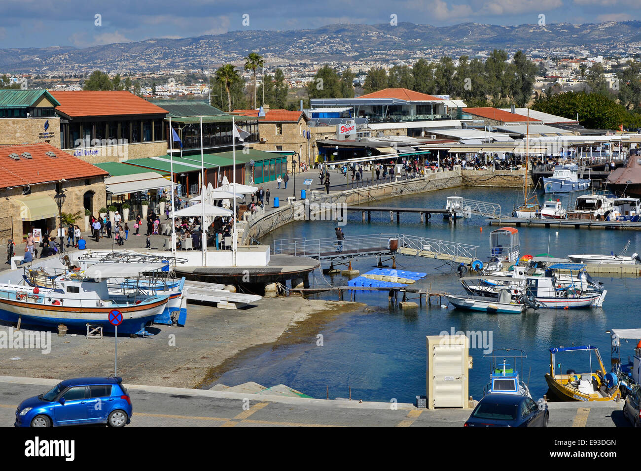 Port de Paphos avec la parade des bateaux et des gens Banque D'Images