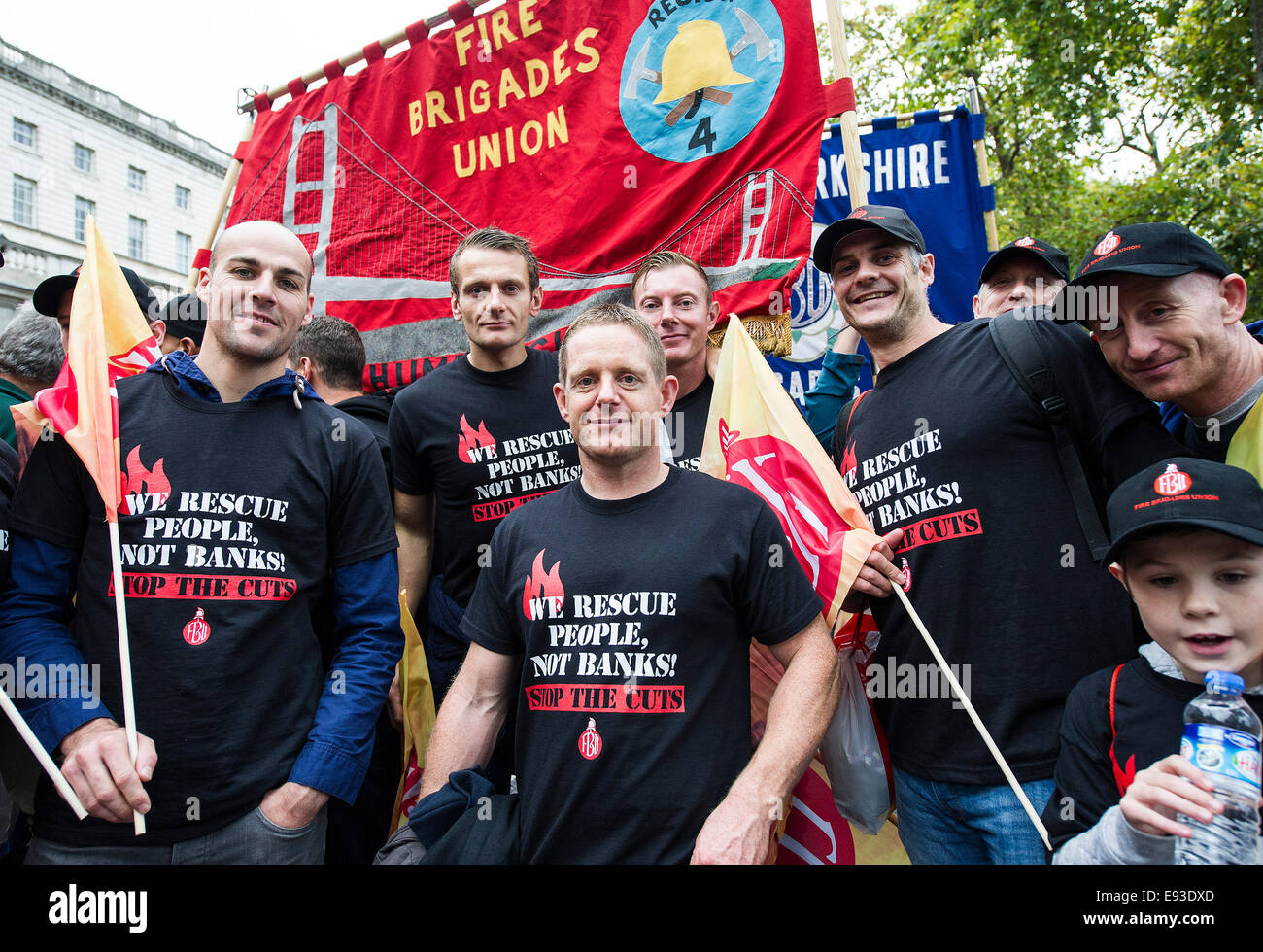 Londres, Royaume-Uni. 18 octobre 2014. "La Grande-Bretagne a besoin d'un Payrise' UN TUC manifestation nationale dans le centre de Londres. Les membres de l'Union des sapeurs-pompiers participent à la manifestation comme il se prépare à partir de l'Embankment. Photo : Gordon 1928/Alamy Live News Banque D'Images