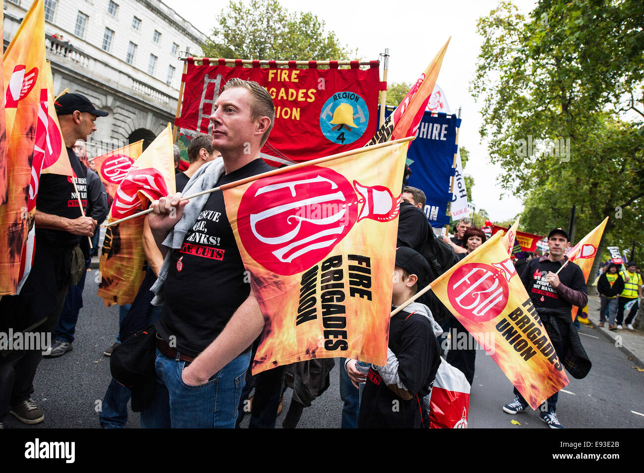 Londres, Royaume-Uni. 18 octobre 2014. "La Grande-Bretagne a besoin d'un Payrise' UN TUC manifestation nationale dans le centre de Londres. Les membres de la Brigade d'incendie pour l'attente de l'Union mars au départ de l'Embankment. Photo : Gordon 1928/Alamy Live News Banque D'Images