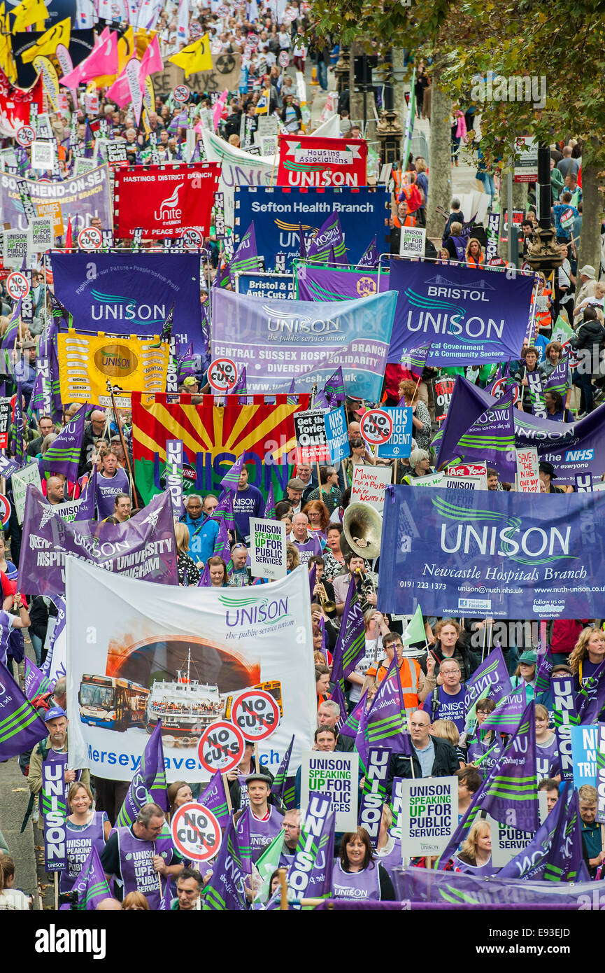 Londres, Royaume-Uni. 18 octobre, 2014. La Grande-Bretagne a besoin d'une augmentation de salaire - une marche organisée par le TUC pour exiger des augmentations de salaires et plus équitable pour les plus bas salaires et en particulier dans le secteur public. La marche a débuté à Embankment, passé par Trafalgar Square et s'est terminée par des discours dans Hyde Park. Crédit : Guy Bell/Alamy Live News Banque D'Images