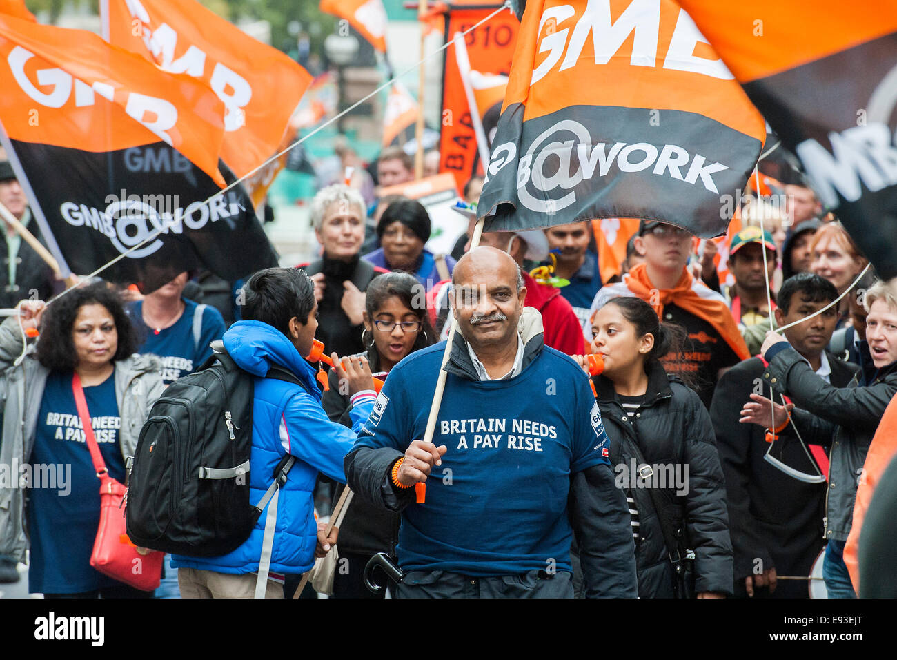 Londres, Royaume-Uni. 18 octobre, 2014. La Grande-Bretagne a besoin d'une augmentation de salaire - une marche organisée par le TUC pour exiger des augmentations de salaires et plus équitable pour les plus bas salaires et en particulier dans le secteur public. La marche a débuté à Embankment, passé par Trafalgar Square et s'est terminée par des discours dans Hyde Park. Crédit : Guy Bell/Alamy Live News Banque D'Images