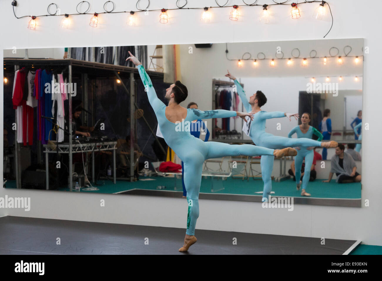 Londres, Royaume-Uni. 18 octobre 2014. L'art de la performance de Nick Mauss qui a créé un "scène" sur lequel un nouveau ballet sera effectué chaque jour. Dernier jour de la Frieze Art Fair 2014 à Regent's Park. Frieze de Londres est l'un des rares salons de se concentrer seulement sur l'art contemporain et les artistes vivants. Les galeries exposantes représentent les plus passionnantes galeries contemporaines travaillant aujourd'hui. Photo : Nick Savage/Alamy Live News Banque D'Images