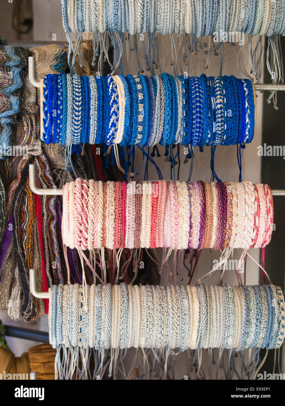 Affichage des bracelets textiles colorés dans une boutique touristique dans Phytagorion sur l'île de Samos en Grèce Banque D'Images