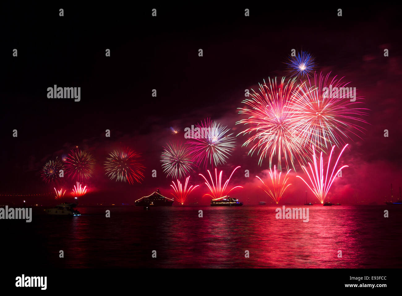 D'artifice au-dessus du détroit de Bosphore Istanbul Banque D'Images
