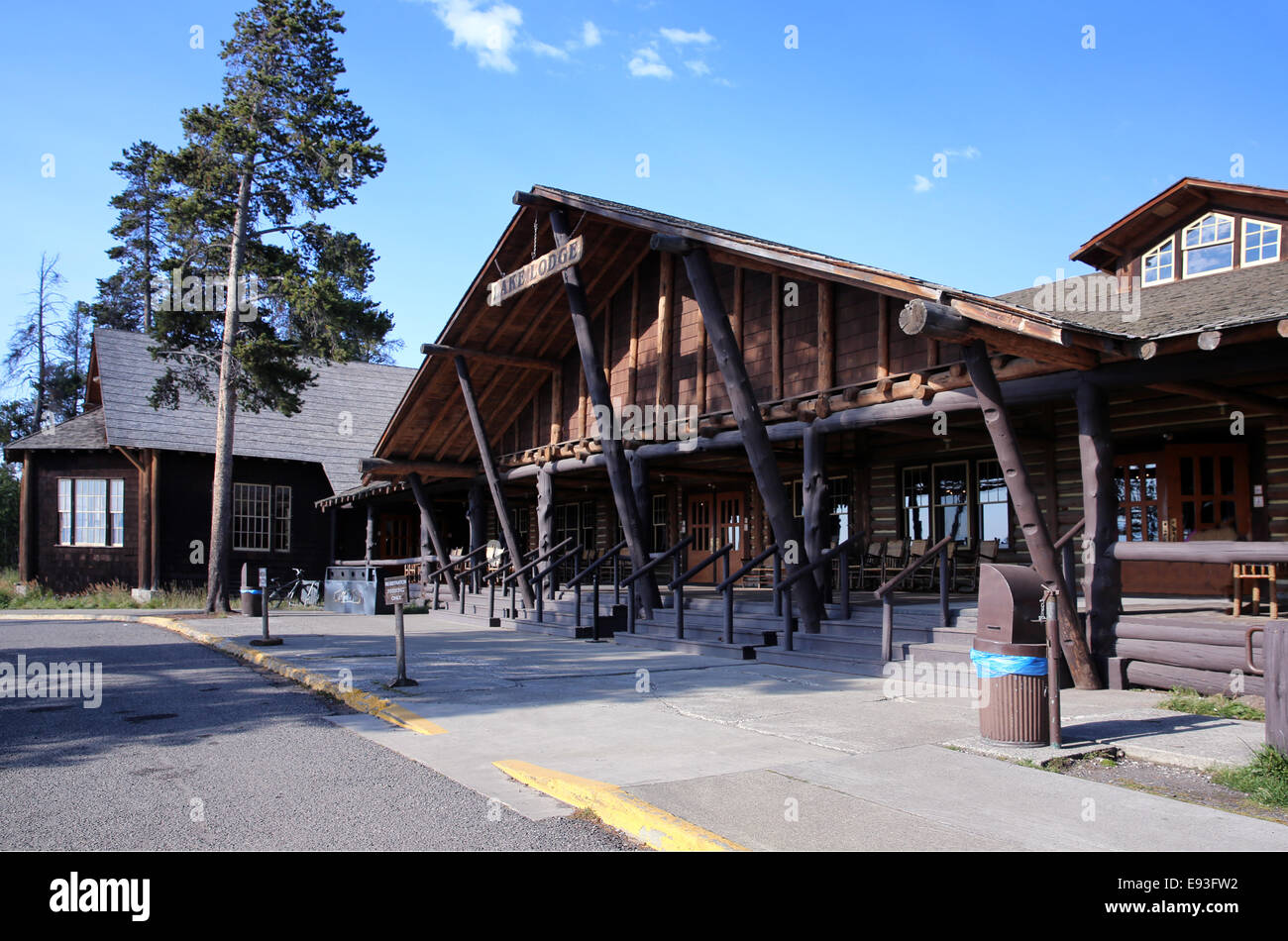 Lake Lodge lodge principal offrant une vue sur la rive nord du lac Yellowstone Banque D'Images