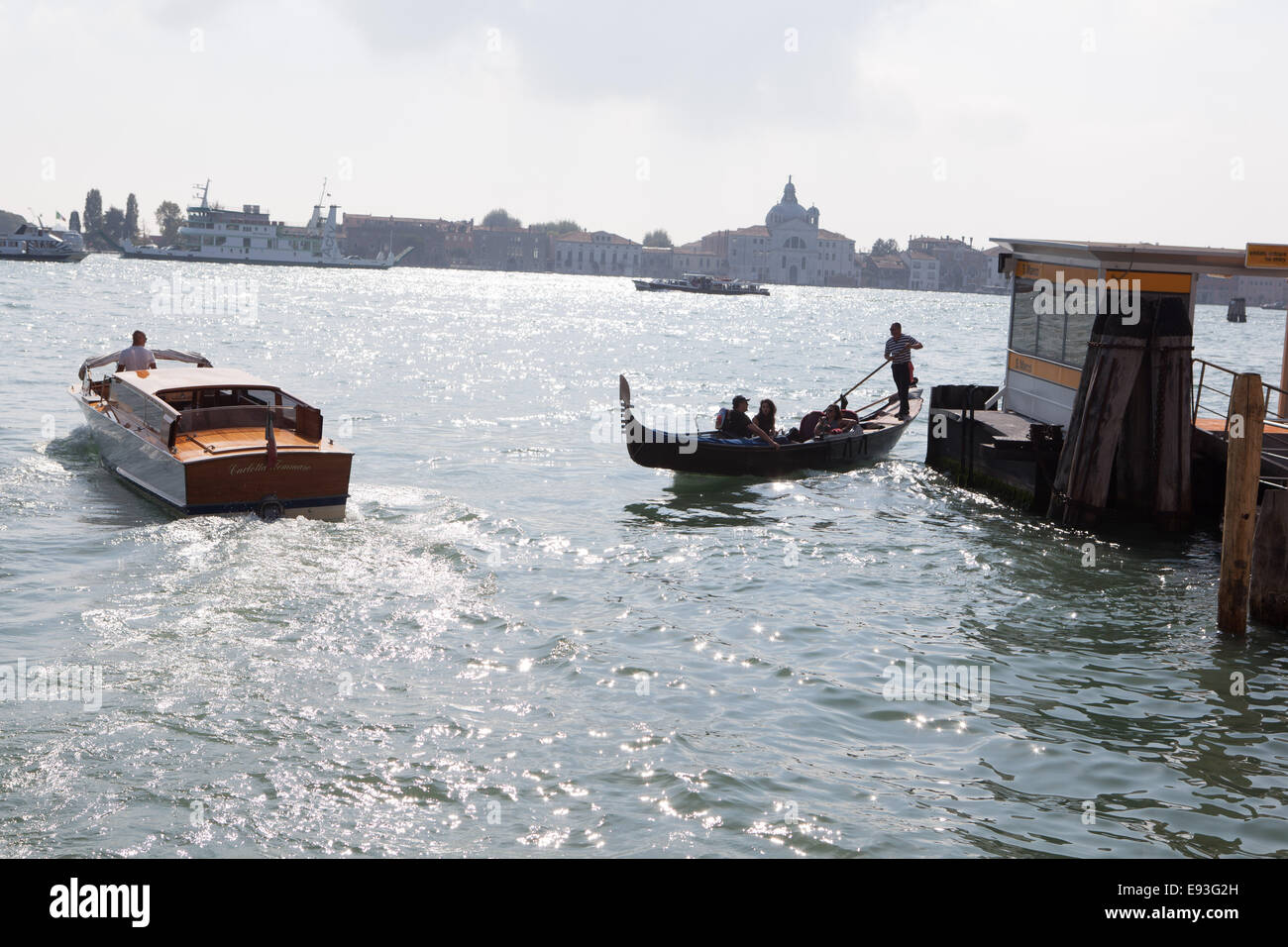 L'eau en bois venise gondole et taxi Banque D'Images