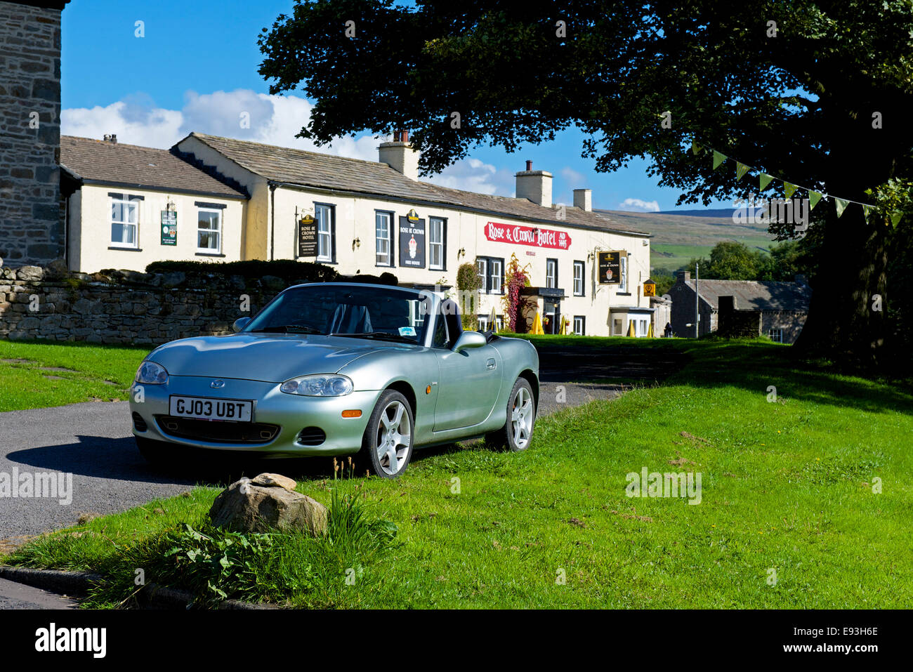 Voiture de sport Mazda garée près de la Rose & Crown pub, dans le village de Bainbridge, Wensleydale, Yorkshire, Angleterre Parc Nat Banque D'Images