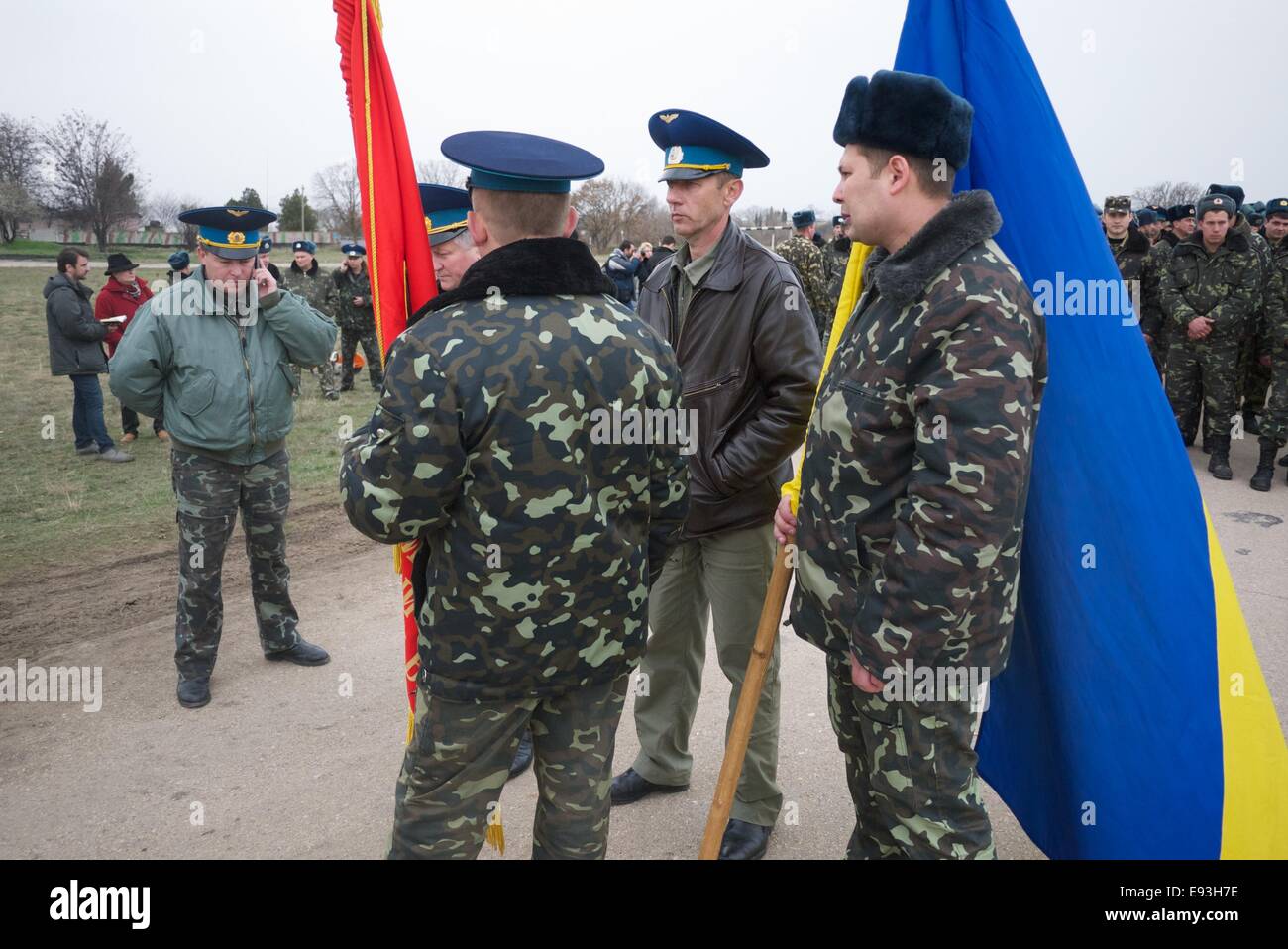 Le Colonel Yuli Manchur parle sur son téléphone cellulaire en mode veille avec l'Ukraine et d'aviateurs drapeaux soviétique Banque D'Images