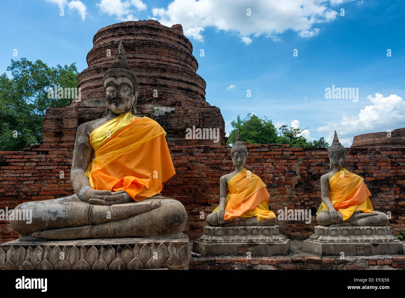 Bouddhas de Wat Yai Chai Mongkol à Ayutthaya, Thaïlande Banque D'Images