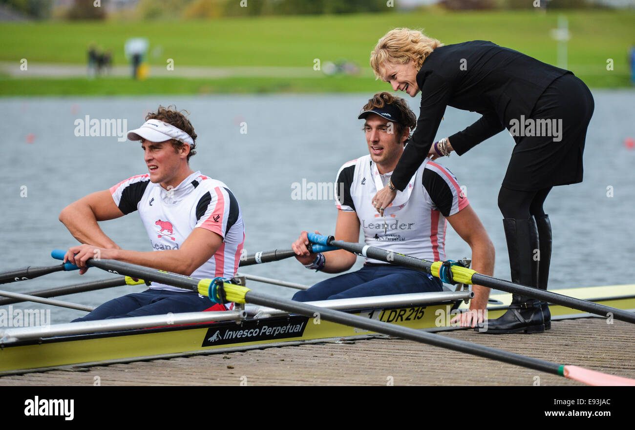 Nottingham, Royaume-Uni. 18 Oct, 2014. Championnats du monde britannique. Charles Cousins et Peter Lambert de Leander Club 'A' recueillir leurs médailles après avoir terminé 2ème de la mens doubles. Credit : Action Plus Sport/Alamy Live News Banque D'Images