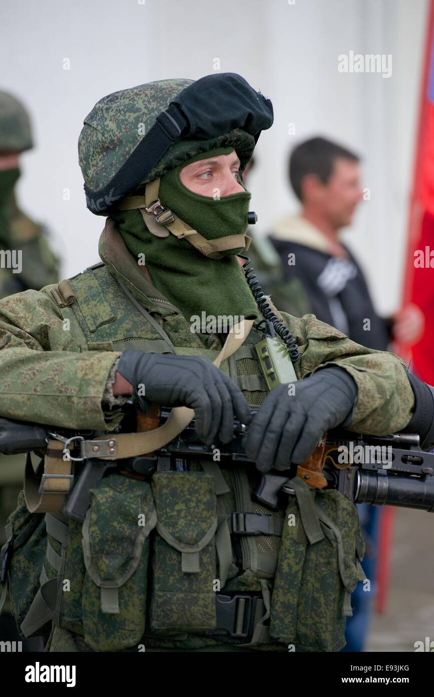 En dehors de l'armée soldat russe Perevalne base militaire près de ...