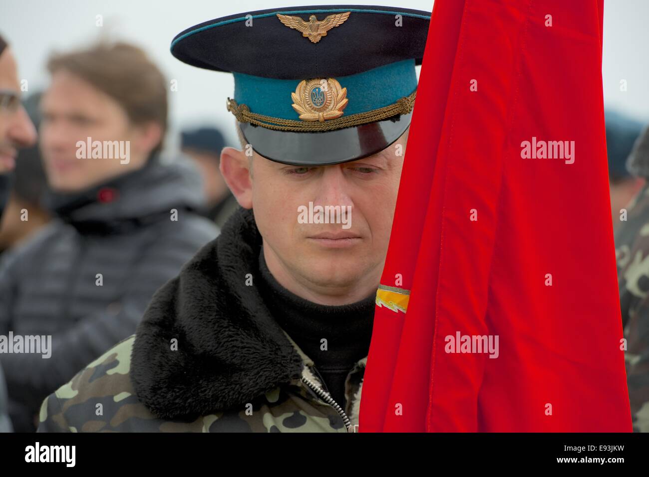Un officier de l'armée de l'air ukrainienne est titulaire d'un drapeau de l'aviation soviétique comme une marque de solidarité avec les soldats russes qui les Banque D'Images
