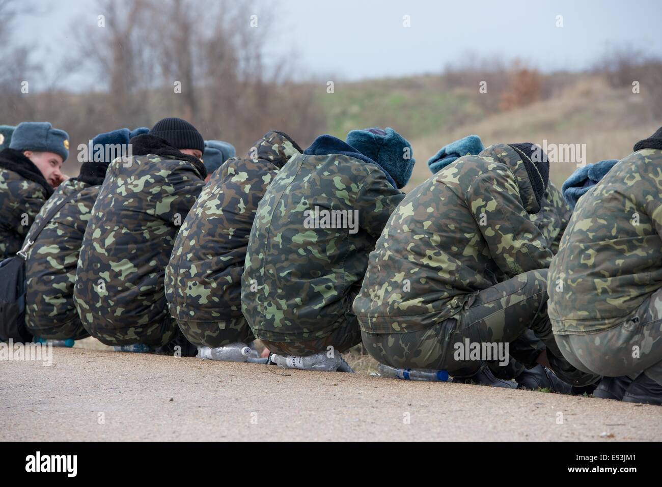 La marine ukrainienne, entouré de 'Ghost' de l'armée de soldats russes s'asseoir sur des bouteilles d'eau, à s'isoler de la masse froide. Banque D'Images