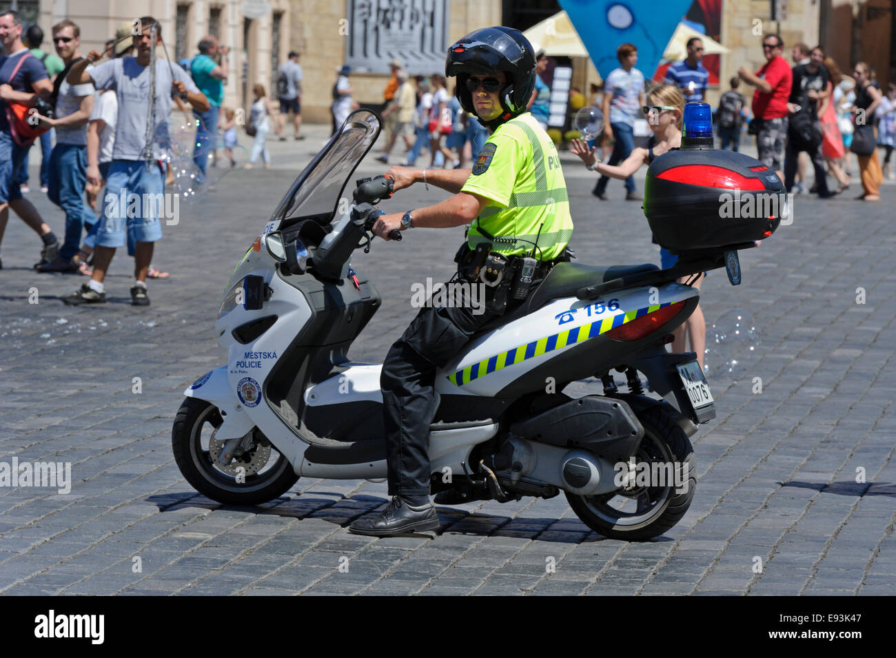 Un agent de police en uniforme sur la moto en patrouille sur la place de la Vieille Ville, Prague, République tchèque. Banque D'Images