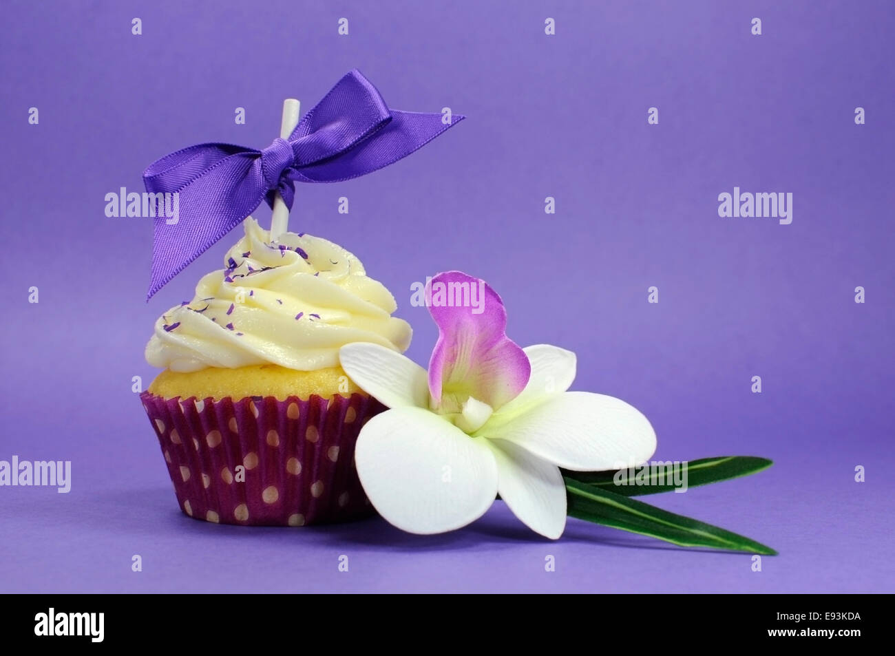 Thème cupcake mauve avec orchidée fleur pour mariage, suite nuptiale ou de douche de bébé, fête des mères, anniversaire ou une femme. Banque D'Images