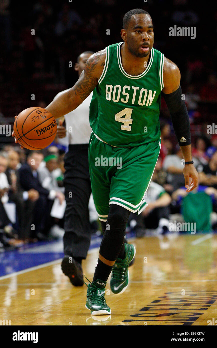 16 octobre 2014 : Boston Celtics guard Marcus Thornton (4) en action lors de la pré-saison NBA match entre les Boston Celtics et les Philadelphia 76ers au Wells Fargo Center de Philadelphie, Pennsylvanie. Les Celtics ont remporté 111-91. Christopher (Szagola/Cal Sport Media) Banque D'Images