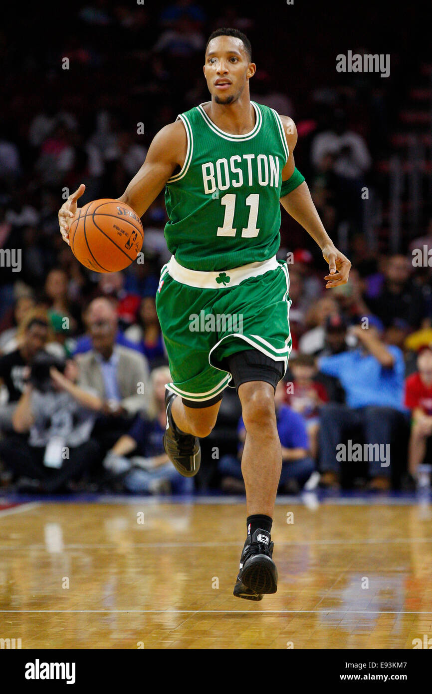 16 octobre 2014 : Boston Celtics guard Evan Turner (11) en action lors de la pré-saison NBA match entre les Boston Celtics et les Philadelphia 76ers au Wells Fargo Center de Philadelphie, Pennsylvanie. Les Celtics ont remporté 111-91. Christopher (Szagola/Cal Sport Media) Banque D'Images