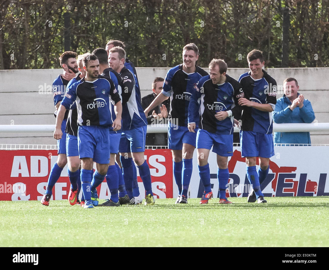 London, UK. 18 Oct, 2014. Ashton United fête marquant contre Nantwich Town FC pendant leur support pour l'Evo Stik Ligue le 18 octobre 2014 Crédit : Simon Newbury/Alamy Live News Banque D'Images