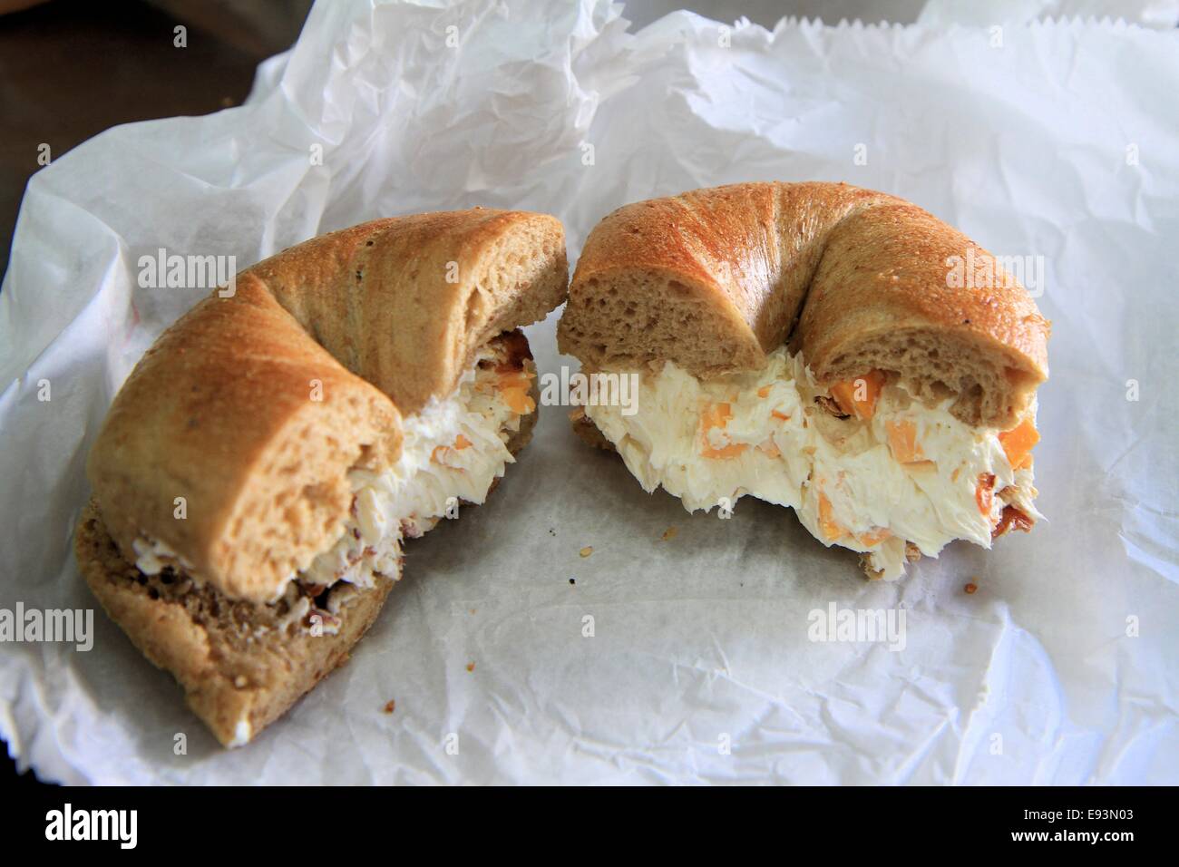 Bagel de fromage et de bacon, d'Absolute bagels, 2788 Broadway, Upper West Side, New York City, USA Banque D'Images