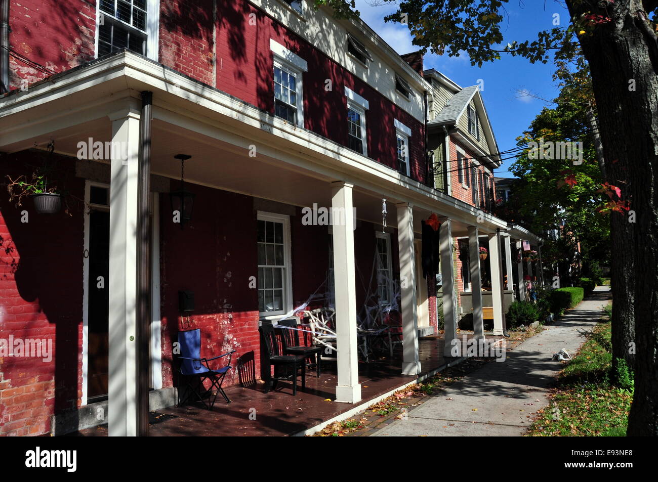 Printemps froid, NY : milieu du xixe siècle, maisons en brique avec des porches sur la rue Main dans le bas du village Banque D'Images